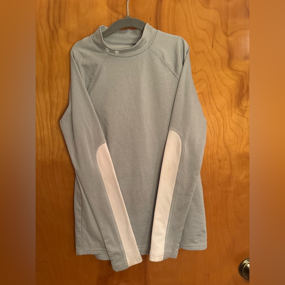 Under Armour Kids Long Sleeve Shirt in Gray and White